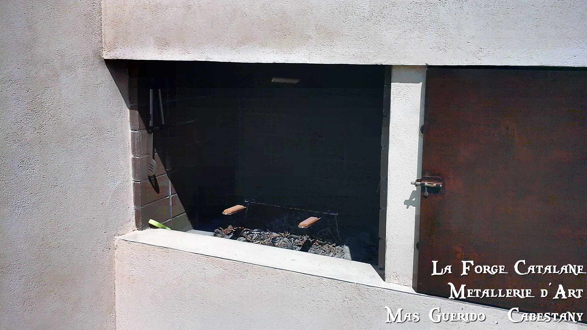 Porte fermant un barbecue forge catalane 6.jpg